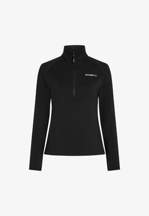 Juodas vilnonis puloveris su ketvirčio užtrauktuku ir aukšta apykakle. Yra ilgos rankovės ir balta logotipo etikete ant krūtinės. Lygus paviršius.