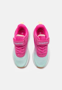 Lette joggesko med overdel i mintgrønn mesh, rosa syntetiske aksenter, rosa lisser og en gul hæltab. KangaROOS-logo på remmen.