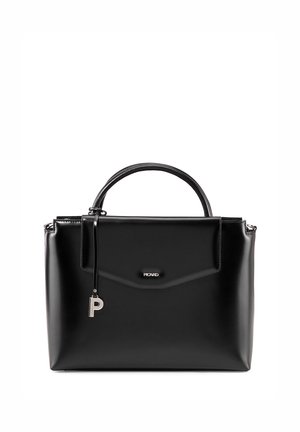 Sac à main en cuir noir avec poignée supérieure, rabat avant, logo argenté "Picard" et pendentif argenté en forme de "P" suspendu.