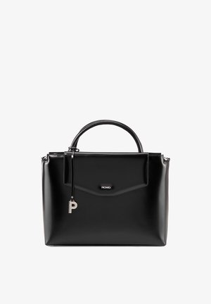 Sac à main en cuir noir avec poignée supérieure, rabat avant, logo argenté "Picard" et pendentif argenté en forme de "P" suspendu.