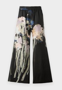 Breddebukser i sort stof med et akvarel blomstermønster i pink, blå og grønne nuancer; elastisk talje for komfort.