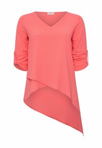 Blusa corallo in tessuto leggero, con scollo a V, maniche a tre quarti con risvolti e orlo asimmetrico.