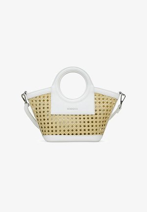 Bolso blanco con un cuerpo de ratán tejido texturizado. Asa circular, correa de hombro desmontable y tapa rectangular con detalle de logotipo en relieve.