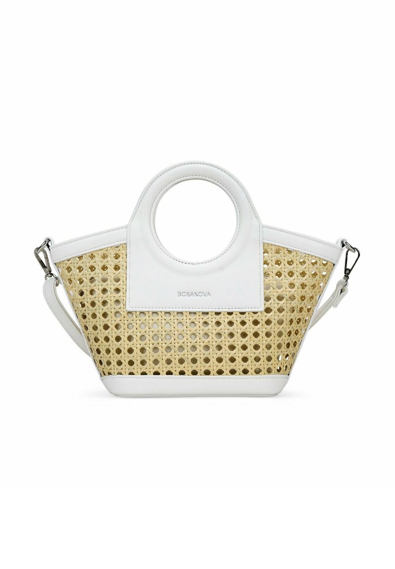 Bolso blanco con un cuerpo de ratán tejido texturizado. Asa circular, correa de hombro desmontable y tapa rectangular con detalle de logotipo en relieve.