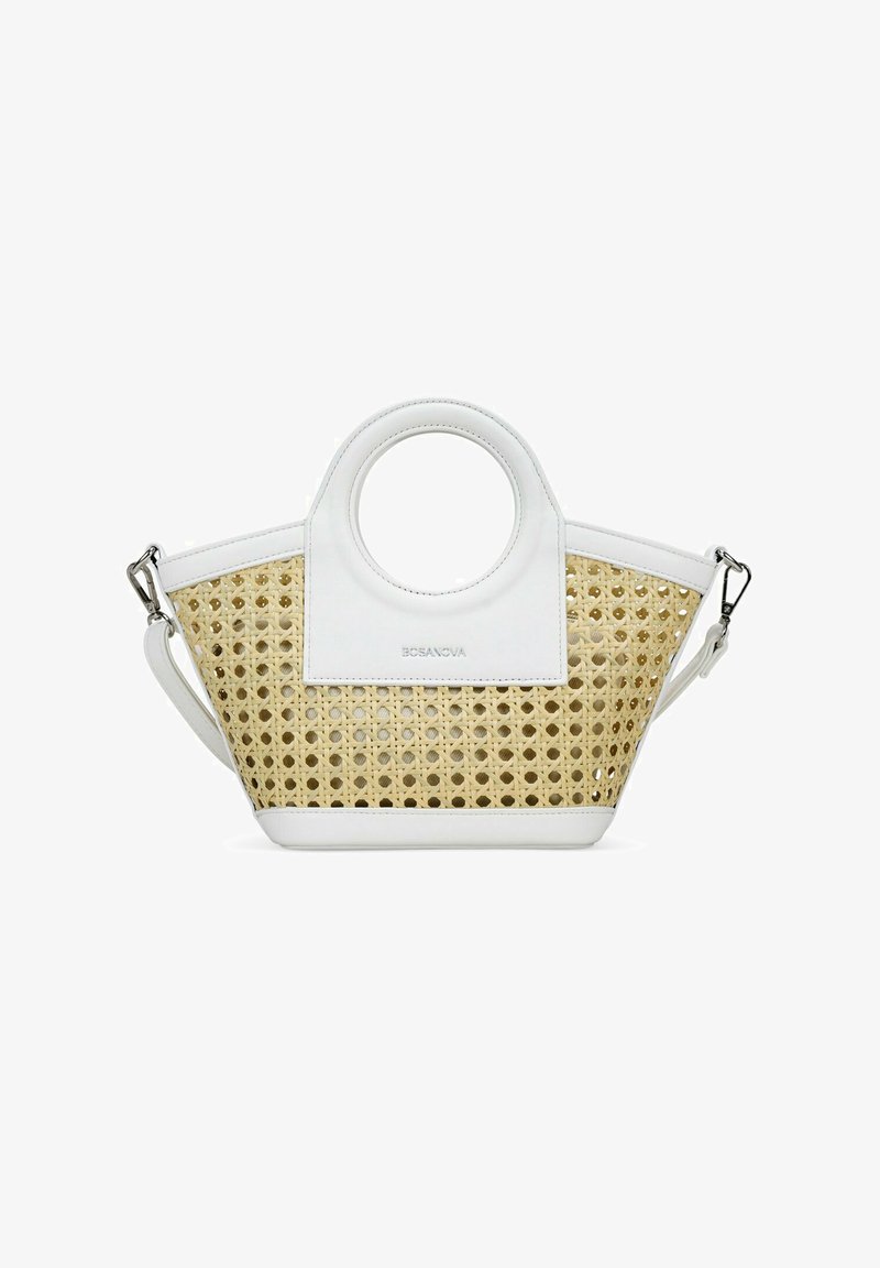 Bolso blanco con un cuerpo de ratán tejido texturizado. Asa circular, correa de hombro desmontable y tapa rectangular con detalle de logotipo en relieve.
