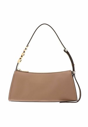 Petit sac à main rectangulaire en cuir marron avec une sangle noire et des accents carrés dorés près de la fermeture éclair.