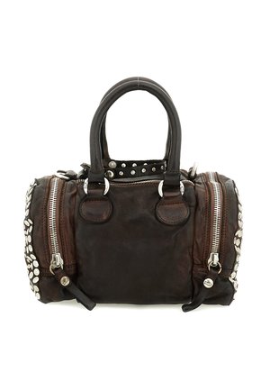 Borsa a mano in pelle marrone scuro con doppi manici, borchie argentate e due scomparti laterali con zip su sfondo bianco.