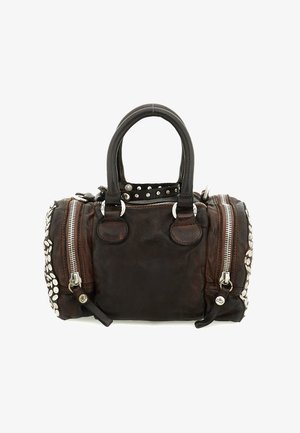 Borsa a mano in pelle marrone scuro con doppi manici, borchie argentate e due scomparti laterali con zip su sfondo bianco.