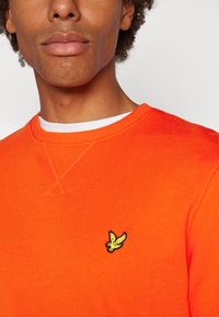 Lyle & Scott CREW NECK - Melegítőfelső - tangerine tango