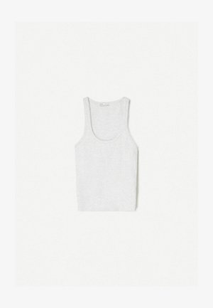 Débardeur gris clair en tissu doux, doté d'un décolleté plongeant et de larges bretelles, avec un design simple et sans couture.