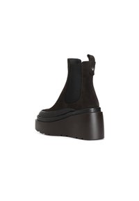 Stivaletti alla caviglia in suede nero con platform e suola chunky, pannelli laterali elastici e linguetta sul retro. Dettagli in gomma liscia a contrasto.