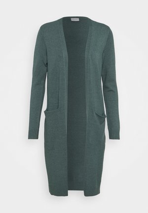 Lang, mørkegrøn, åben cardigan med lange ærmer og to forlommer, strikket stof, ribbede manchetter og kant.