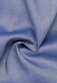Textielstof in blauwtinten met een geweven gaaspatroon, met een gladde textuur en een lichte glans. Geschikt voor verschillende toepassingen.