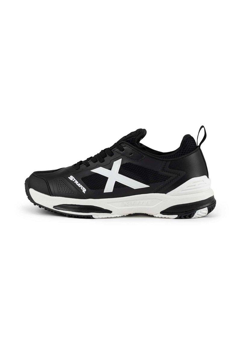 Scarpa da atletica nera realizzata in materiali mesh e sintetici, con logo a contrasto bianco, design con lacci e suola in gomma testurizzata.