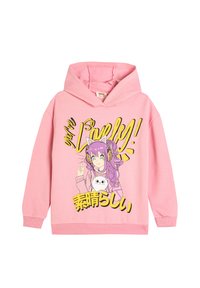 Sudadera rosa hecha de tela suave, que presenta un personaje ilustrado con cabello morado, auriculares y gráficos de texto en amarillo y negro.