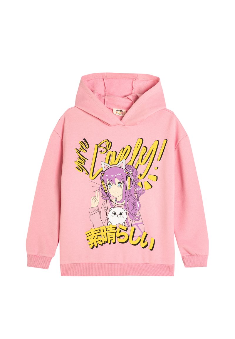 Sudadera rosa hecha de tela suave, que presenta un personaje ilustrado con cabello morado, auriculares y gráficos de texto en amarillo y negro.