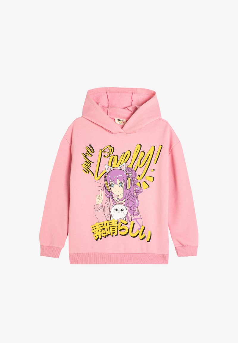 Sudadera rosa hecha de tela suave, que presenta un personaje ilustrado con cabello morado, auriculares y gráficos de texto en amarillo y negro.