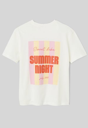 T-shirt blanc avec des rayures roses et jaunes comportant le texte « Doux comme NUIT D'ÉTÉ juillet 2005 » en polices rouges et orange au dos.
