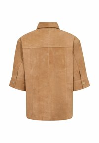 Chaqueta de ante color canela con mangas cortas, cuello doblado y botones de presión dorados en los puños, vista desde atrás.