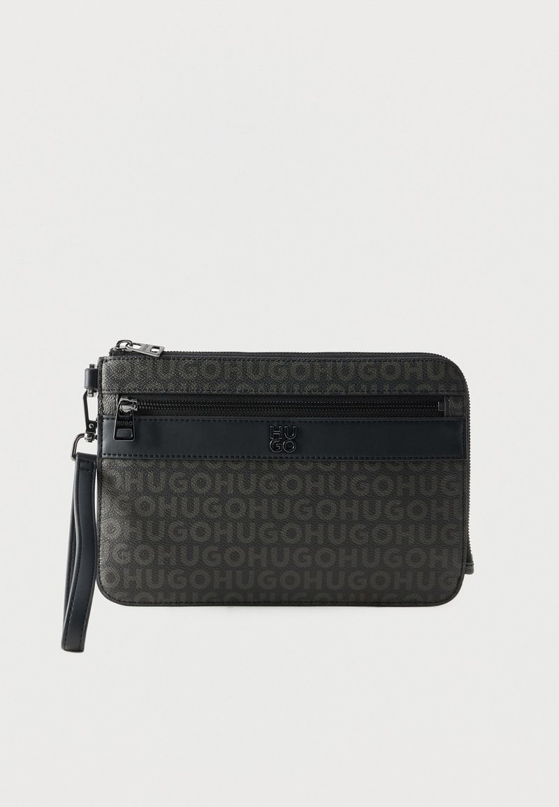 Pochette bracelet Hugo noire et grise avec motif de logo embossé, poche zippée à l'avant et sangle de poignet amovible sur fond blanc.