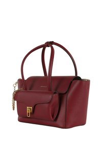 Borsa a mano in pelle bordeaux con due manici arrotondati, tasca frontale con patta e chiusura dorata, dettaglio di catena dorata su sfondo bianco.