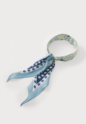 Silk tørklæde med et blomsterdesign i lys blå og marineblå, med lange spidse ender og en glat overflade.