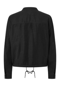 Schwarzes Langarmhemd mit Kragen, Kordelzugsaum und Knopfmanschetten. Der Stoff hat eine glatte Textur mit einem dezenten Glanz.