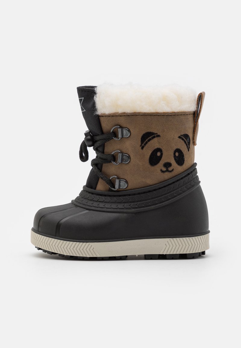 Brune og svarte isolerte vinterstøvler med faux pelsfôr, med pandaansiktsdesign, svarte snørebånd, gummisåle og teksturerte detaljer.