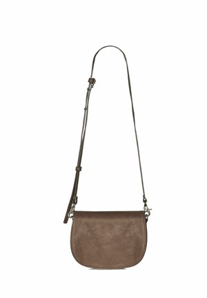 Ruskea nahkainen crossbody-laukku, jossa säädettävä hihna ja pyöristetty läppäkiinnitys, esitetty valkoista taustaa vasten roikkuvana.