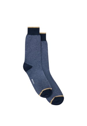 Paar blaue Kniestrümpfe mit dünnen Streifen, marineblauen Fersen und Spitzen sowie beigem Besatz an Bündchen und Spitzen vor weißem Hintergrund.