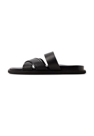 Schwarze Slide-Sandalen mit zwei strukturierten Riemen und einem glatten Band. Die Sohle ist flach mit einer leichten Kante, für Komfort gestaltet.