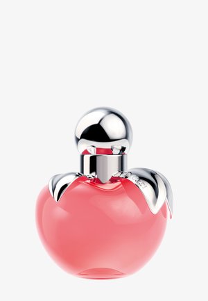 Glänzende rosa Parfümflasche in Apfelform mit silbernem, glänzendem Verschluss und Blattakzenten vor weißem Hintergrund.