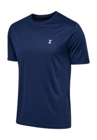 Marineblauw sportshirt gemaakt van glad, lichtgewicht t-shirt. Heeft een ronde halslijn en een klein wit logo op de linkerbovenborst.