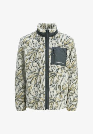 Giacca in pile con un motivo di foglie beige e marrone testurizzato, colletto alto, zip completa e una tasca sul petto grigia con un logo.