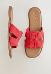 Sarkanas zamša slide sandales ar divām platām siksnām, brūniem mīkstiem zolēm un plakanu gumijas zoli, ar minimālisma dizainu.