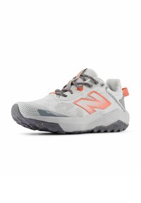 Zapatilla deportiva gris claro con acentos naranjas, parte superior de malla transpirable, puntera protectora, suela de goma texturizada y cierre con cordones.