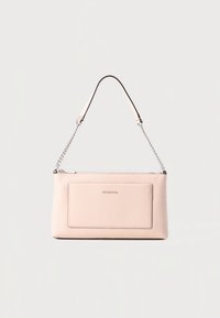 Blassrosa Lederhandtasche mit glatter Textur, Reißverschluss, abnehmbarem Kettenriemen und einer Vordertasche. Minimalistisches Design mit Logodetail.