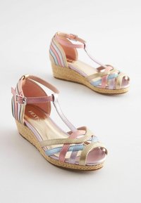 Vedge sandaler med multicolor stropdesign i pastelfarver, skinnende materiale, åben tå og jute-indpakket hæl.