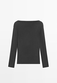 Maglia nera a maniche lunghe con scollo ampio, texture morbida, silhouette aderente e dettagli cuciti sulle spalle.