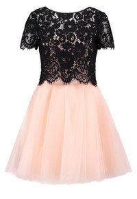 Svart spetsblus med korta ärmar och en scalloped nederkant, i kombination med en rosa tyllkjol. Klänningen har blommönster och en välsittande form.