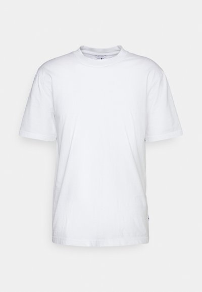 Camiseta de algodón blanca con cuello redondo, mangas cortas y dobladillo recto. Cuenta con una pequeña etiqueta de la marca en la costura lateral izquierda.
