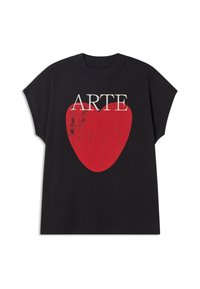 Zwarte katoenen t-shirt met een grote rode hartafbeelding en het woord "ARTE" in het wit erboven. Oversized, met een gespreide schouderontwerp.