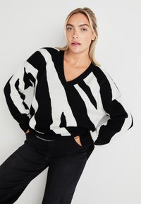 Vero Moda Curve VMCNANCY VNECK LONG  - Jumper - black/birch