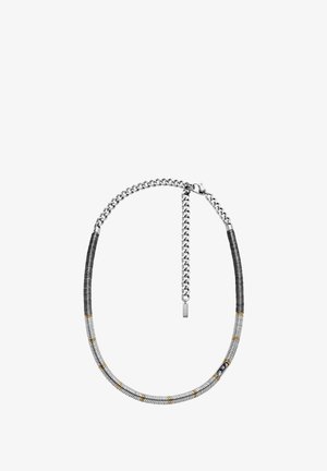 Collier en chaîne en argent présentant un mélange de segments texturés en noir et argent, avec des accents dorés et un détail de logo en relief.