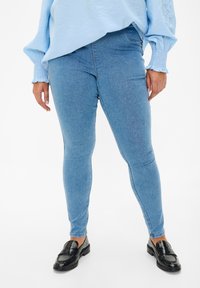 Zizzi MIT HOHER TAILLE - Vaqueros pitillo - light blue