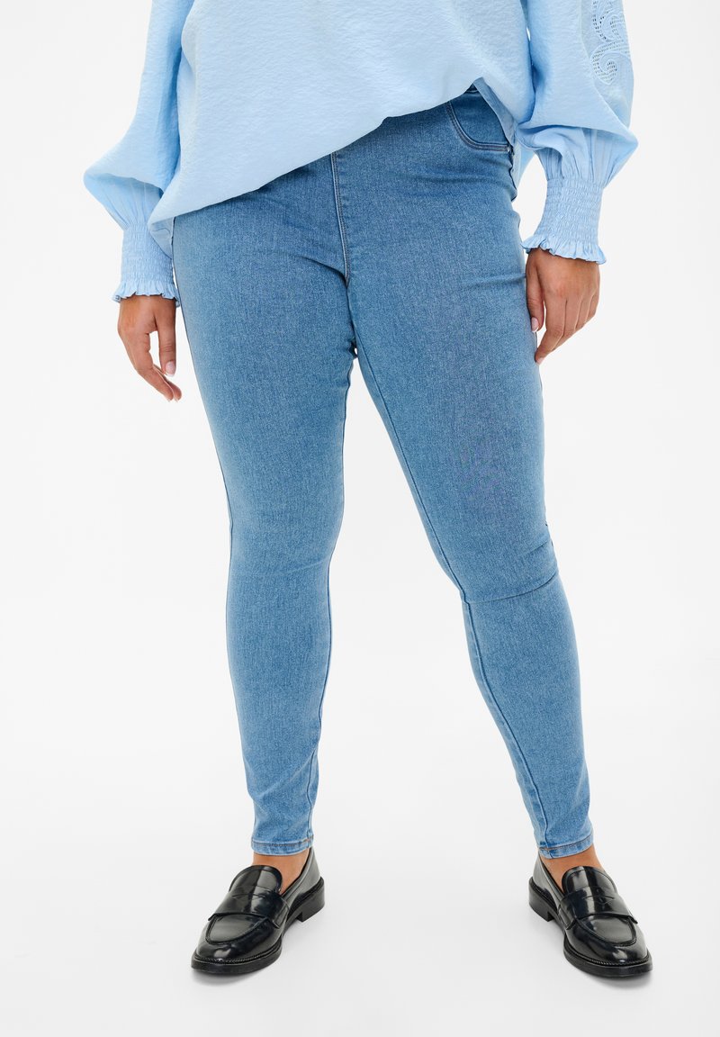 Zizzi MIT HOHER TAILLE - Vaqueros pitillo - light blue