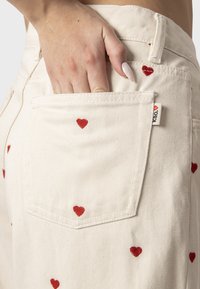 Kaotiko RELAXED MULTIHEART - Traperice ravnih nogavica - ivory