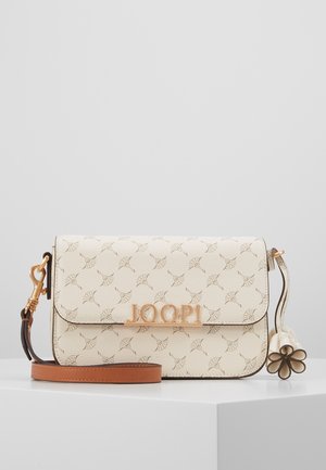 Sac bandoulière Joop! couleur crème avec logo doré, motif embossé, bandoulière marron réglable et détail de pompon en cuir en forme de fleur attaché.