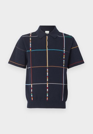 Polo bleu marine à manches courtes avec des rayures verticales et horizontales multicolores formant un motif en grille et une patte de boutonnage à trois boutons.