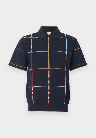 Polo bleu marine à manches courtes avec des rayures verticales et horizontales multicolores formant un motif en grille et une patte de boutonnage à trois boutons.